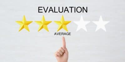 A person pointing to an evaluation average star for reputation management